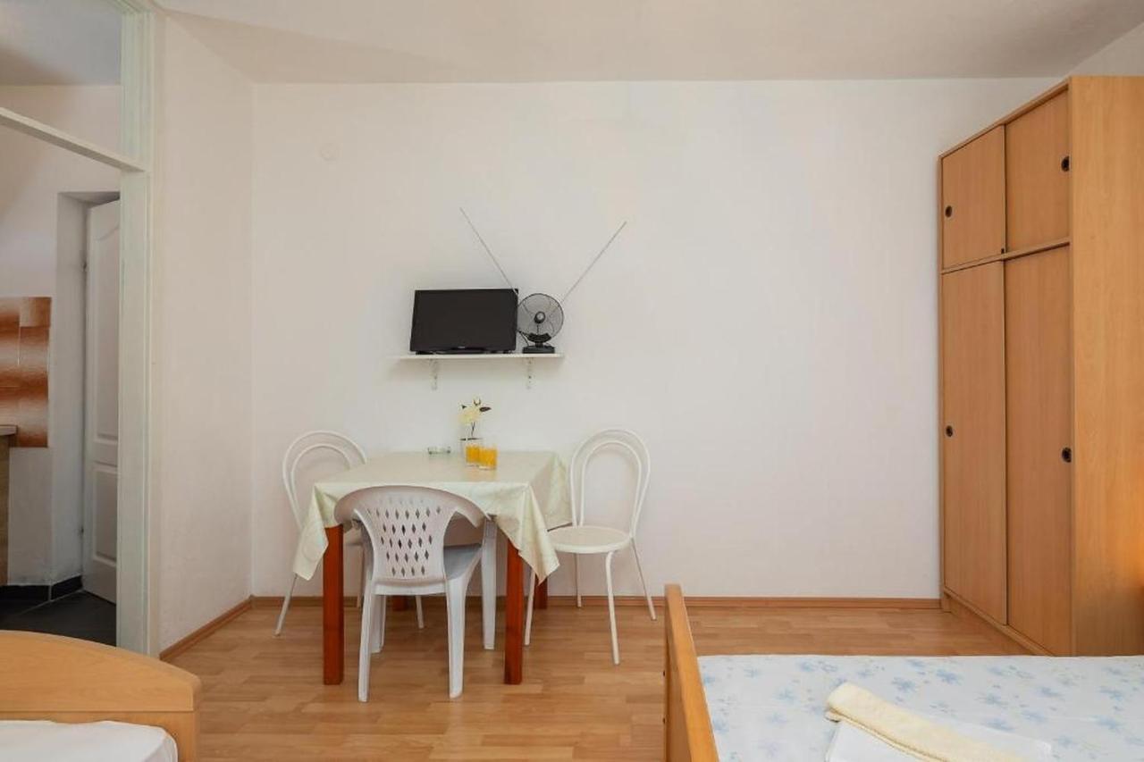 Apartments Roza Omis Exterior photo