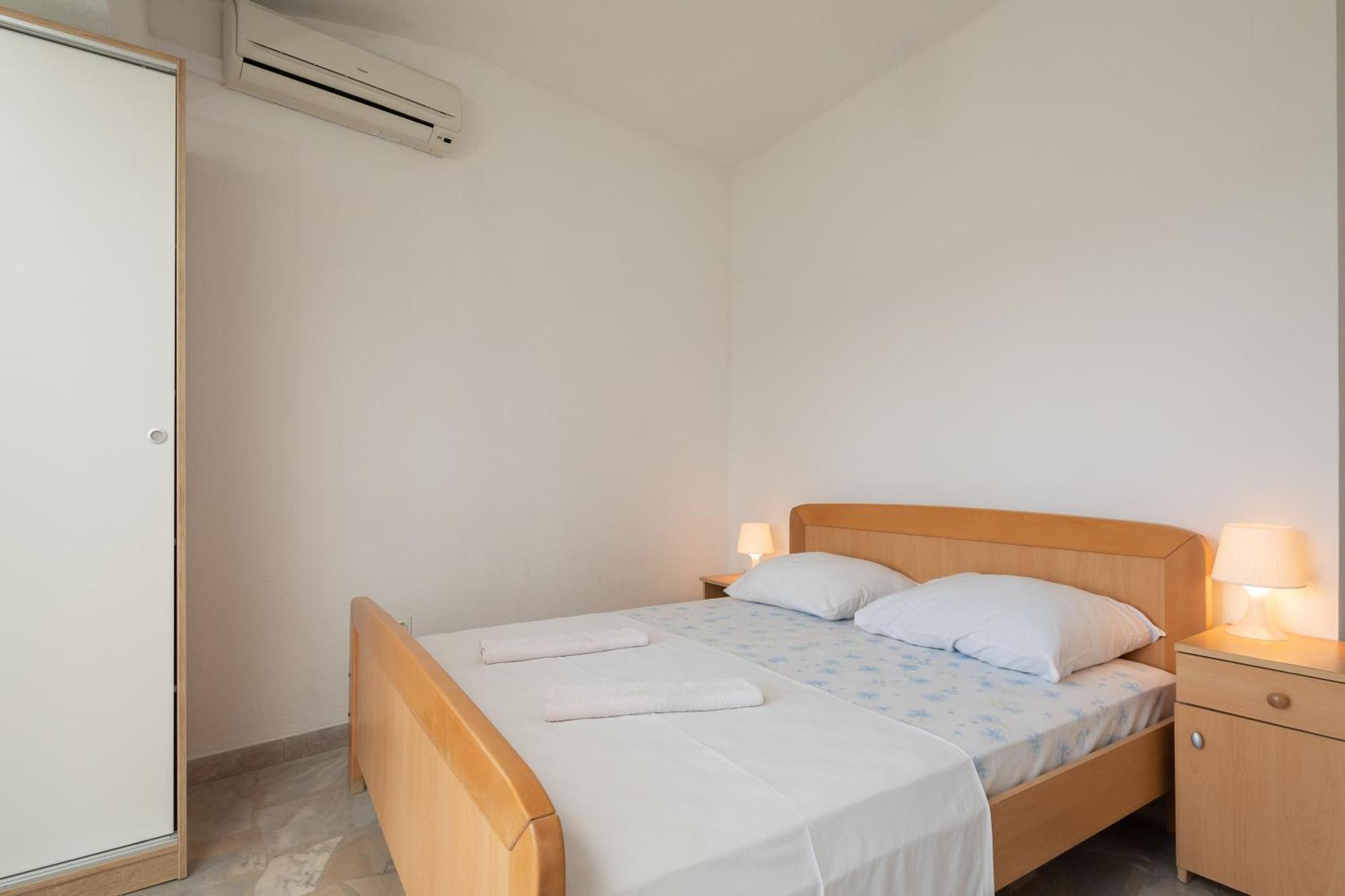 Apartments Roza Omis Exterior photo