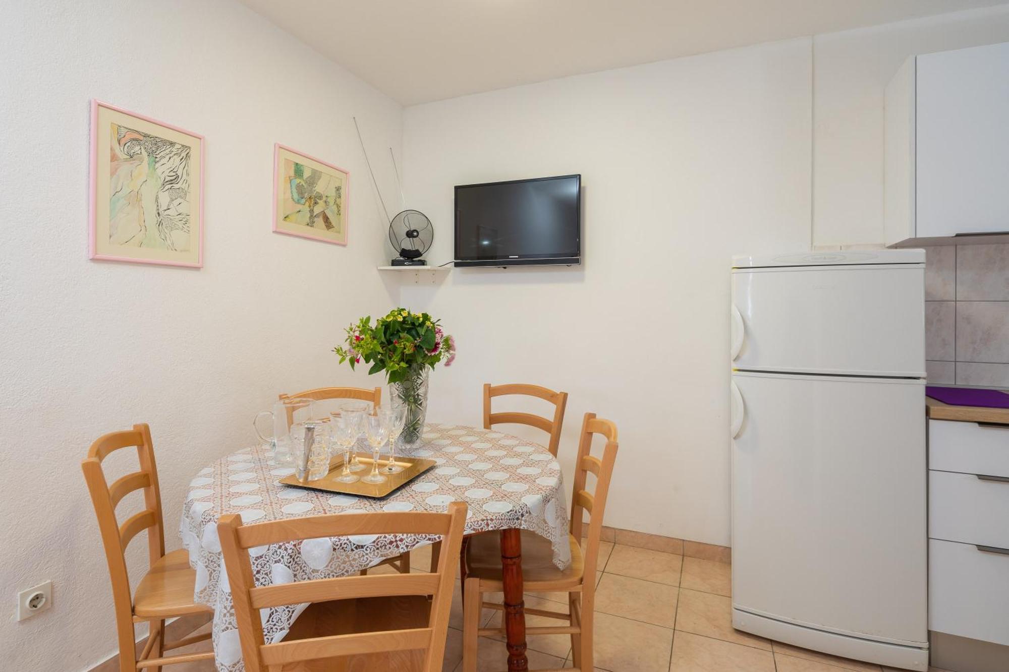 Apartments Roza Omis Exterior photo