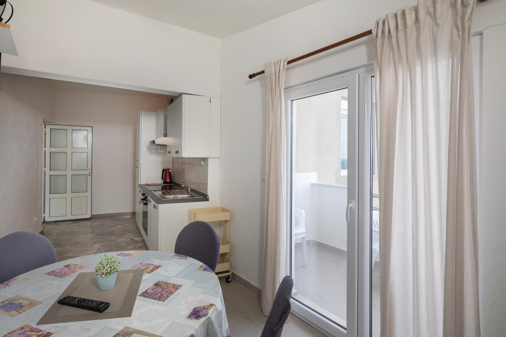 Apartments Roza Omis Exterior photo