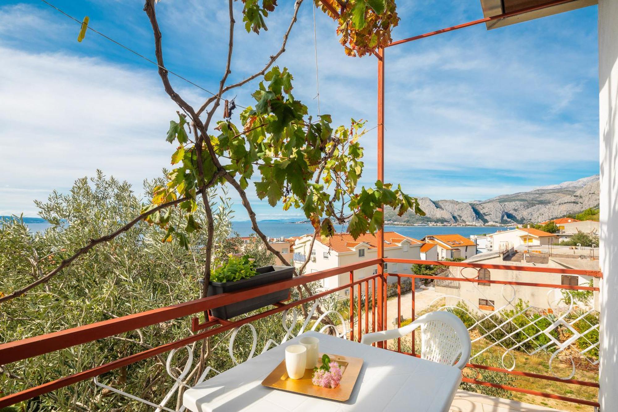 Apartments Roza Omis Exterior photo
