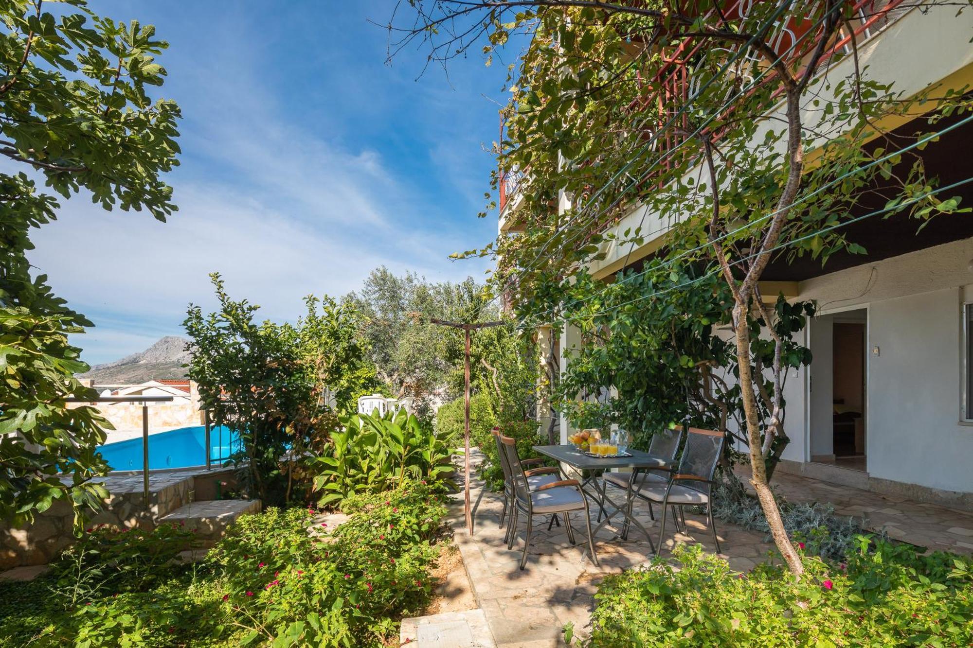 Apartments Roza Omis Exterior photo