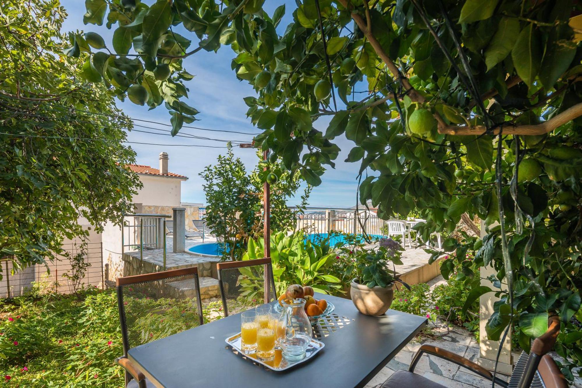 Apartments Roza Omis Exterior photo
