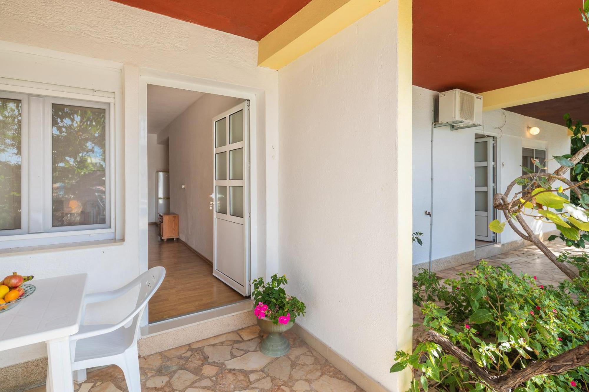Apartments Roza Omis Exterior photo
