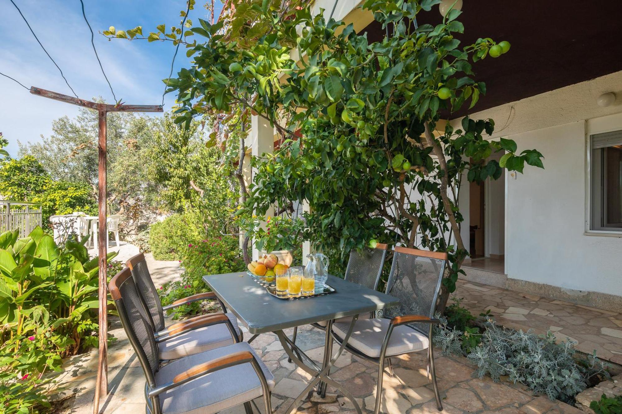 Apartments Roza Omis Exterior photo