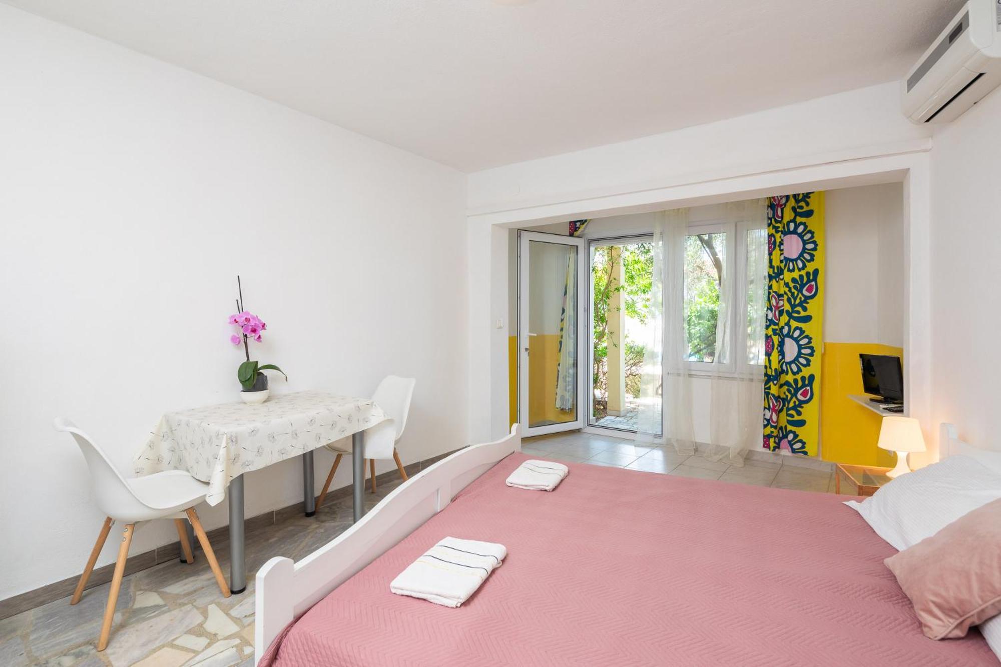Apartments Roza Omis Exterior photo