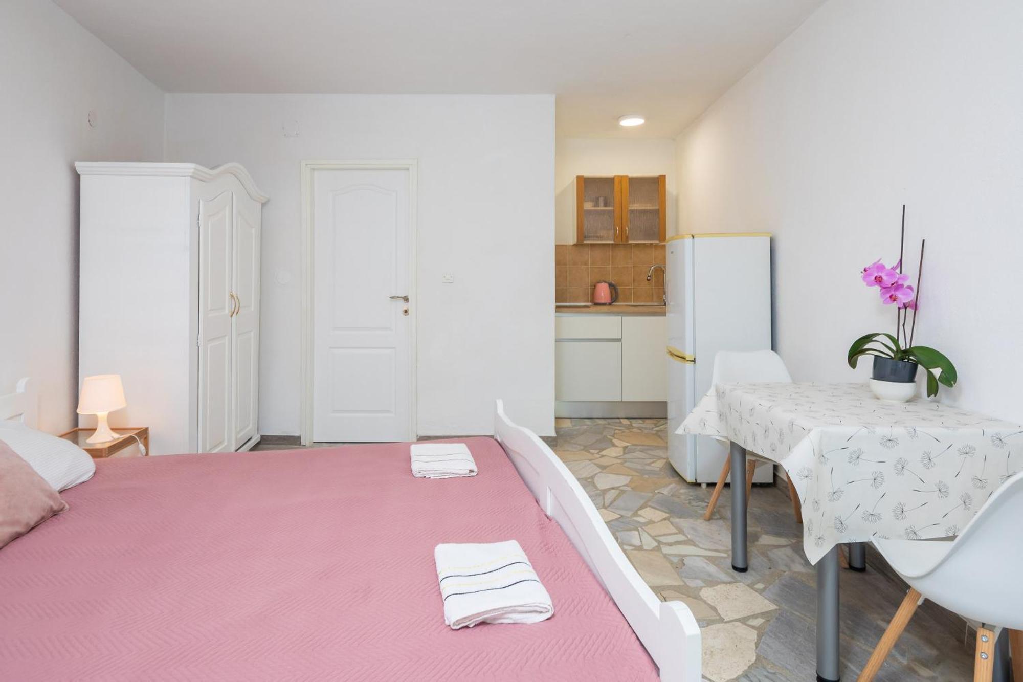 Apartments Roza Omis Exterior photo