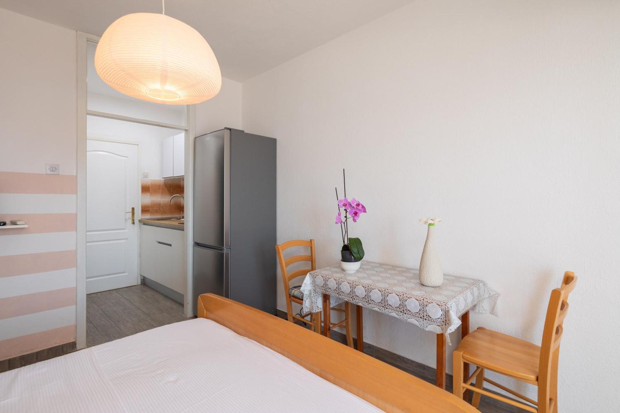 Apartments Roza Omis Exterior photo