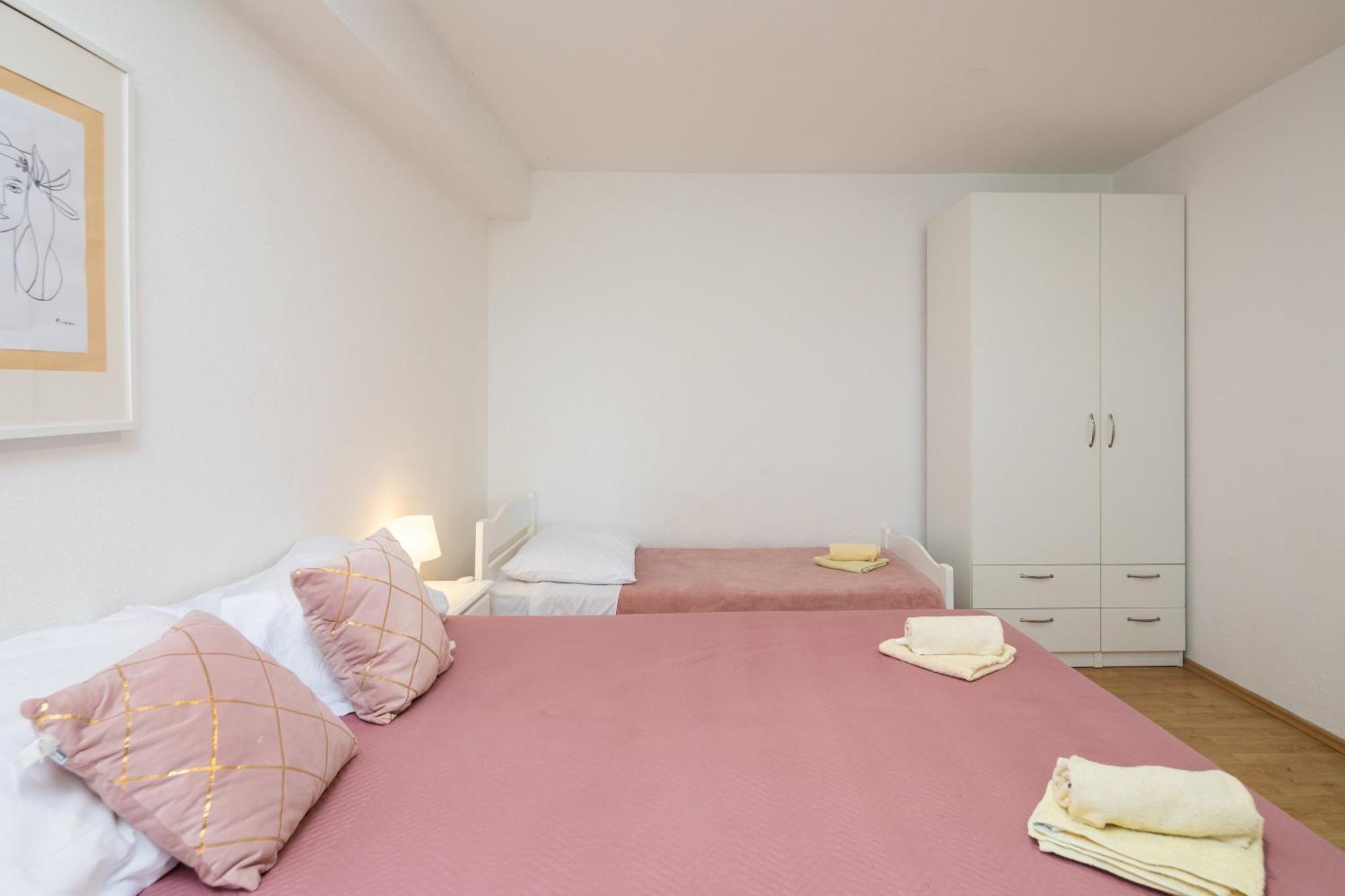 Apartments Roza Omis Exterior photo
