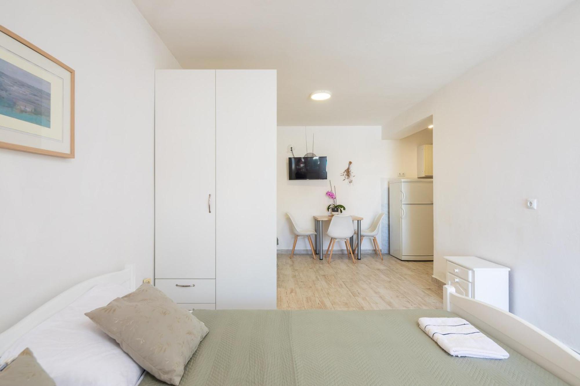 Apartments Roza Omis Exterior photo