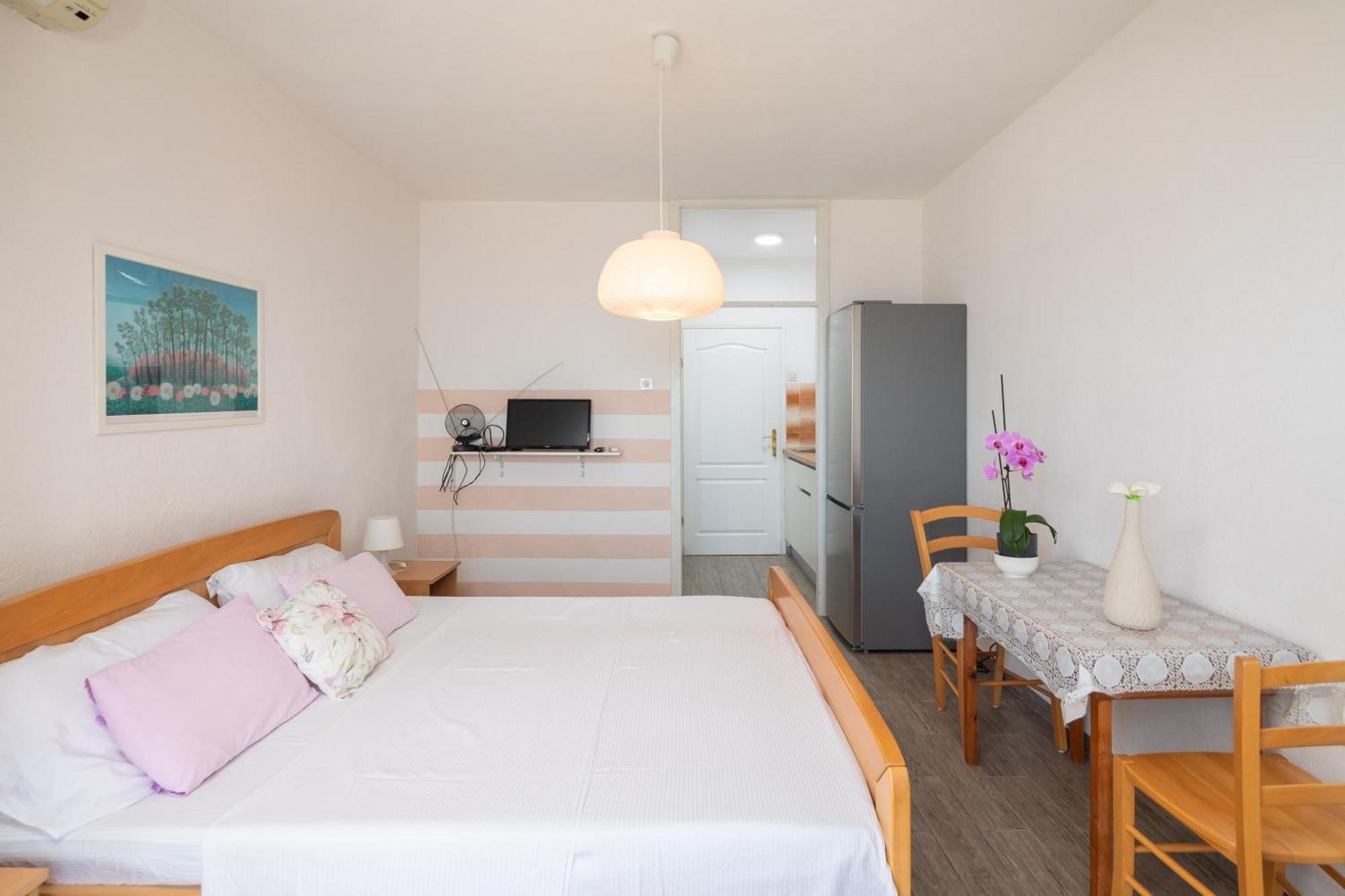Apartments Roza Omis Exterior photo