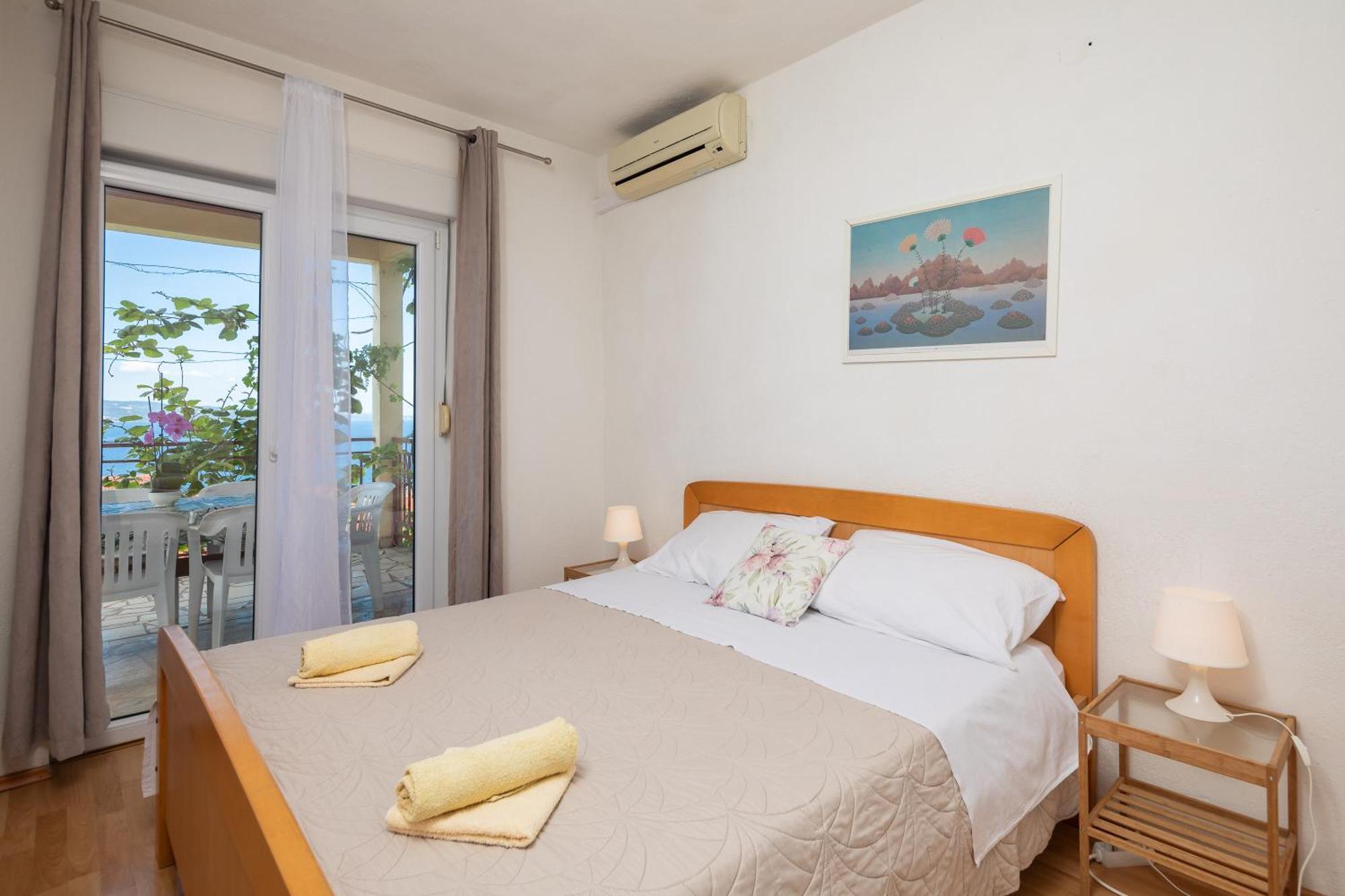 Apartments Roza Omis Exterior photo