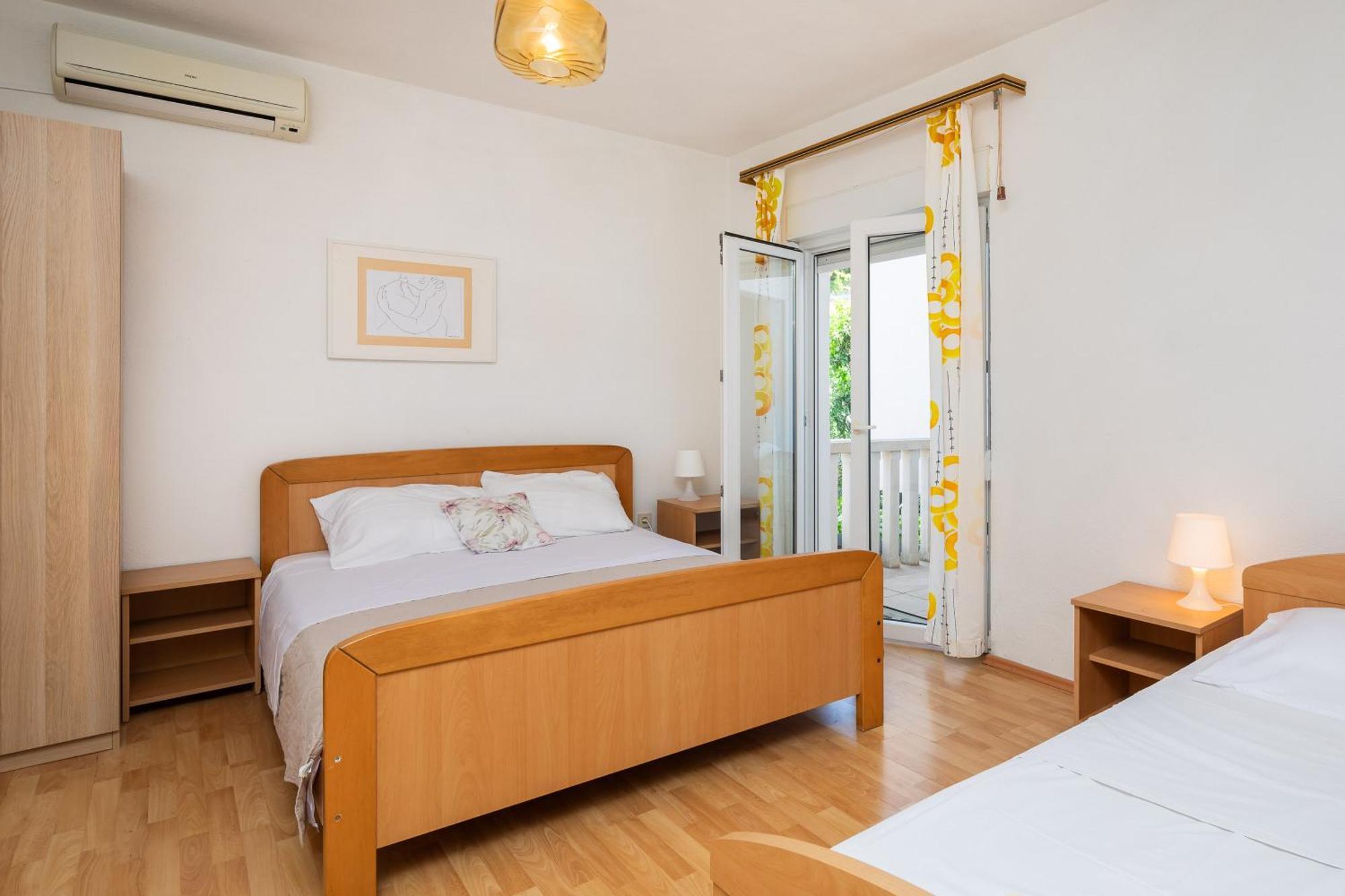 Apartments Roza Omis Exterior photo
