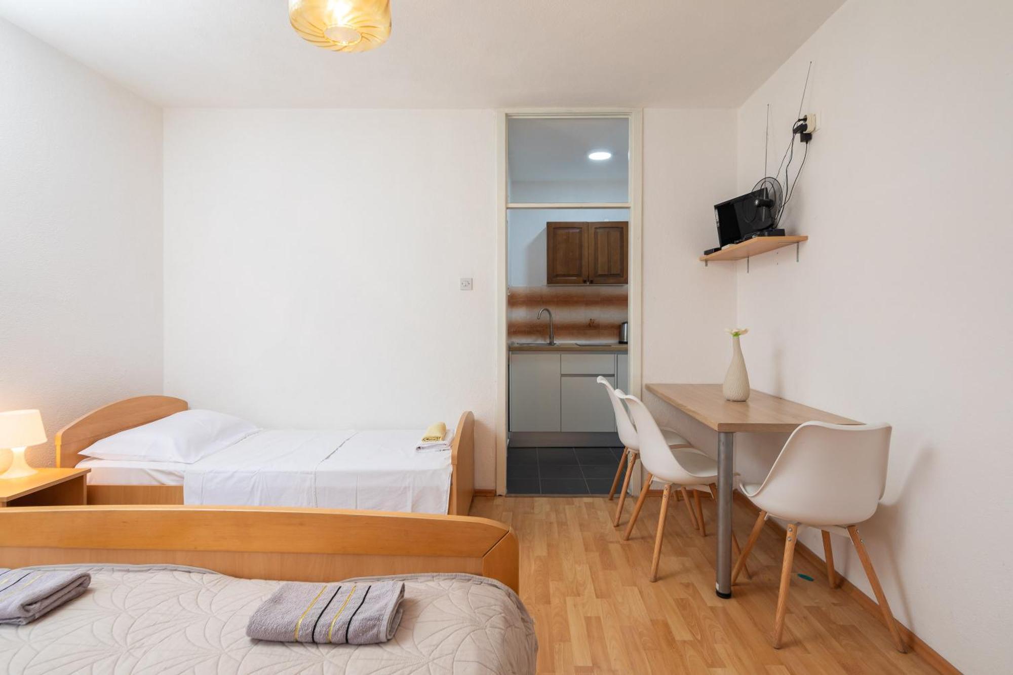 Apartments Roza Omis Exterior photo