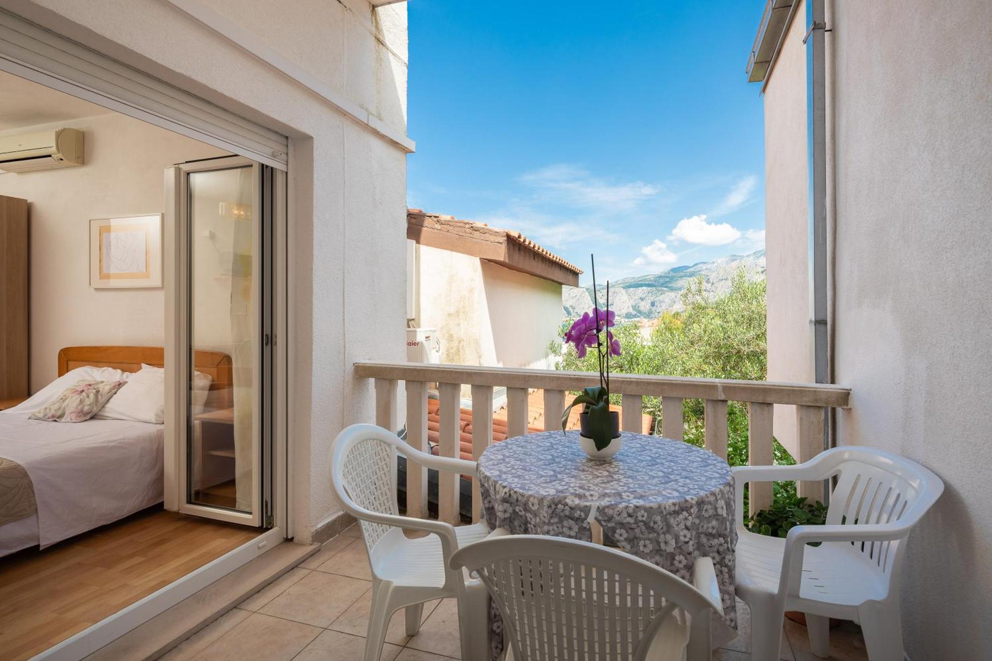 Apartments Roza Omis Exterior photo