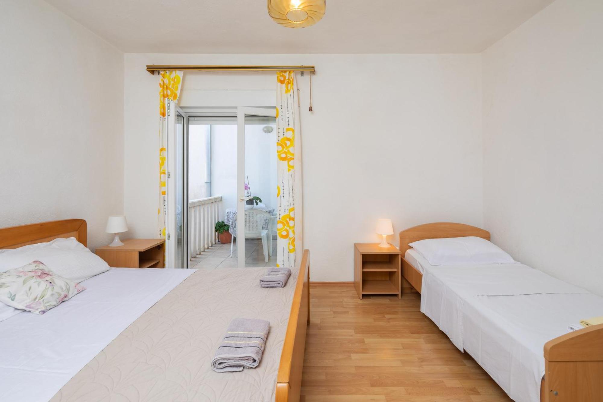 Apartments Roza Omis Exterior photo