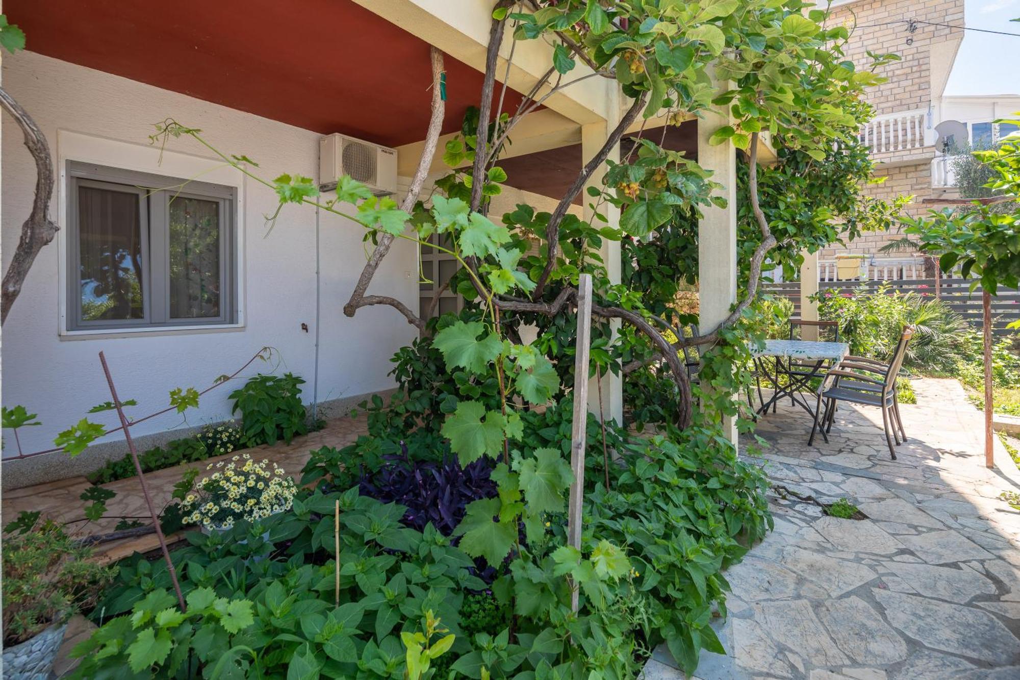 Apartments Roza Omis Exterior photo
