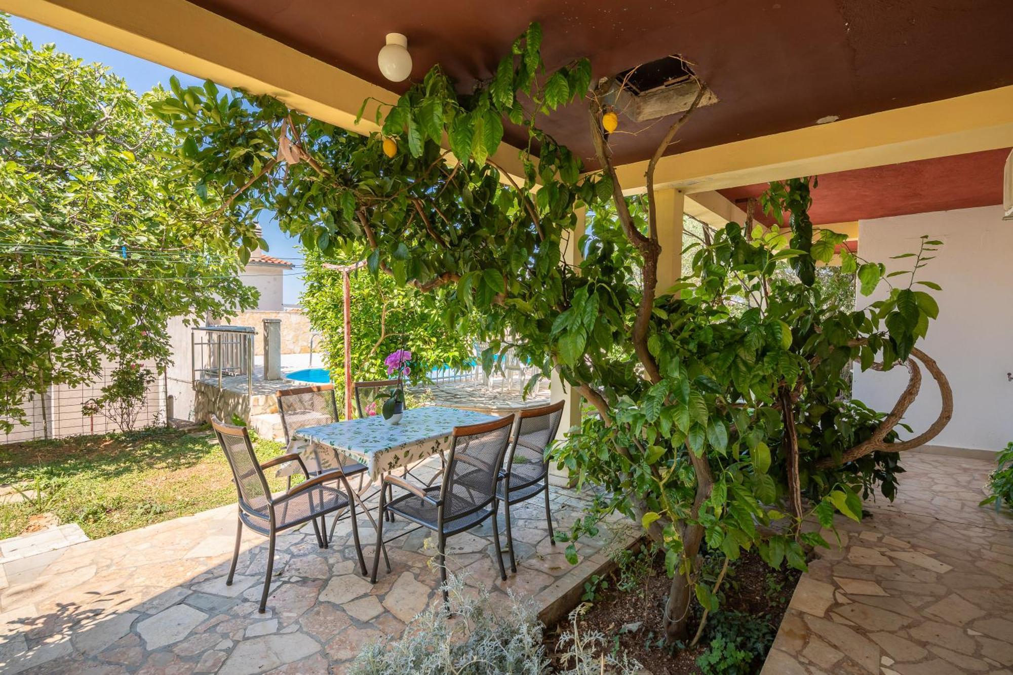 Apartments Roza Omis Exterior photo